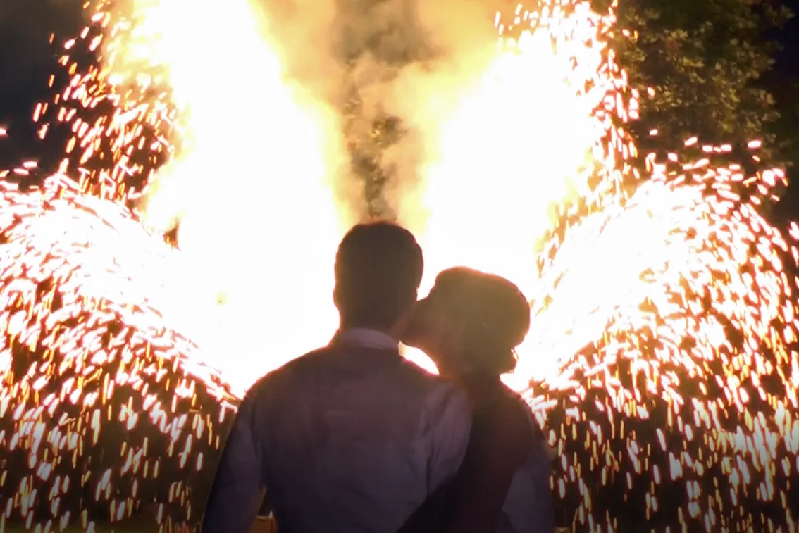 Hochzeitsfeuerwerk mit Brautpaar